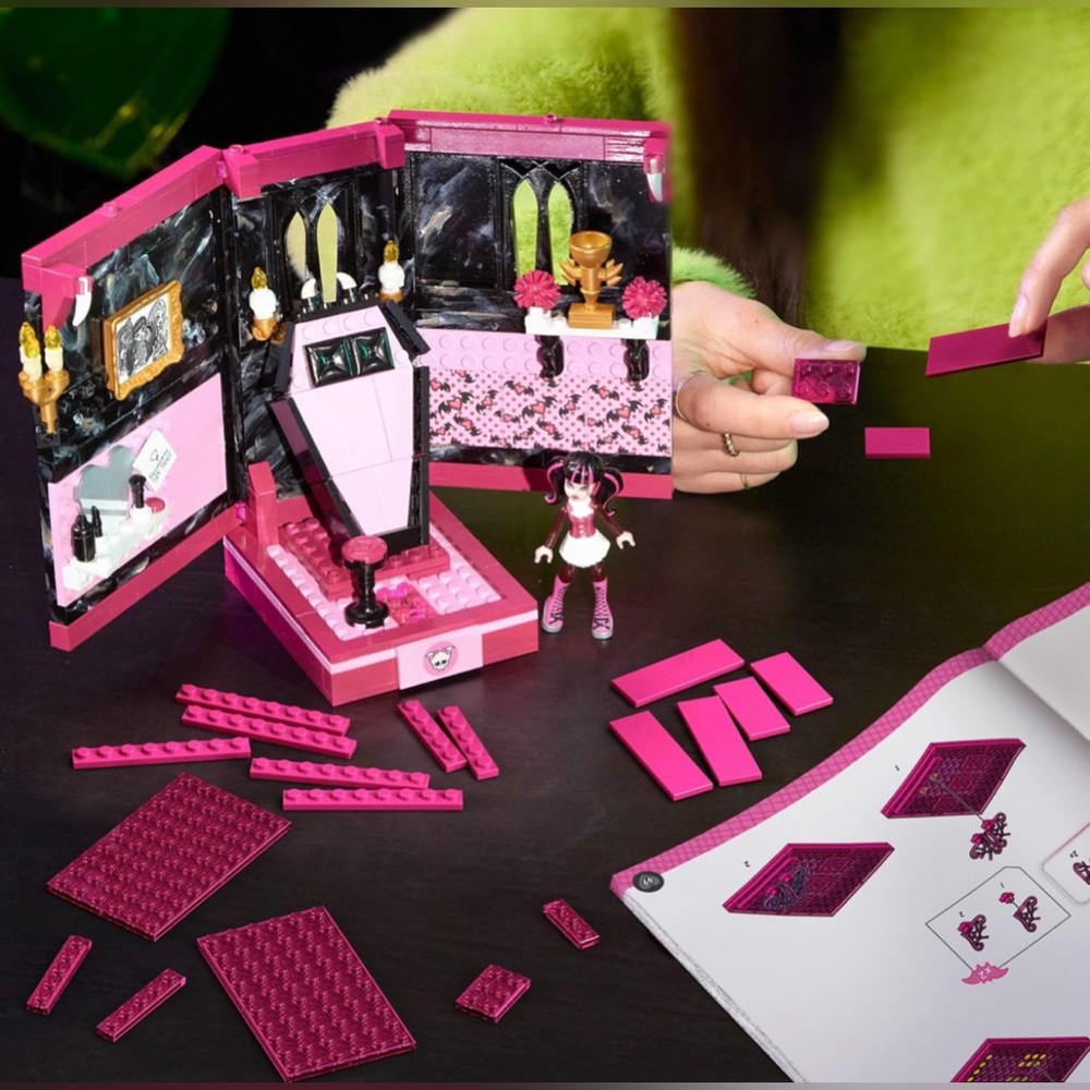 *SOLD DO NOT BUY*. Mega Monster High Draculaura’s Boo-k Crypt Building Set - Picture 3 of 15